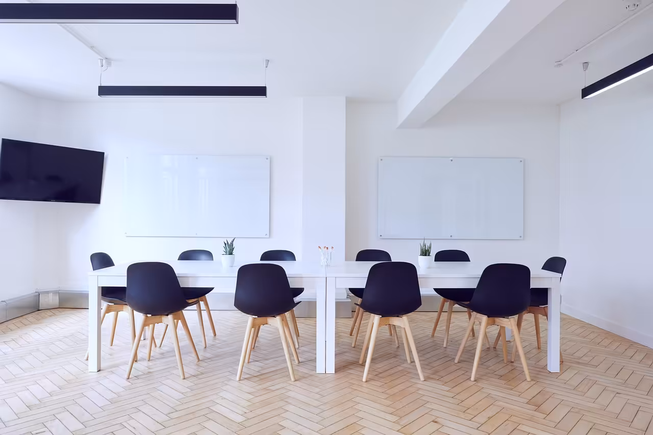 Absolwent tworzący CV po studiach